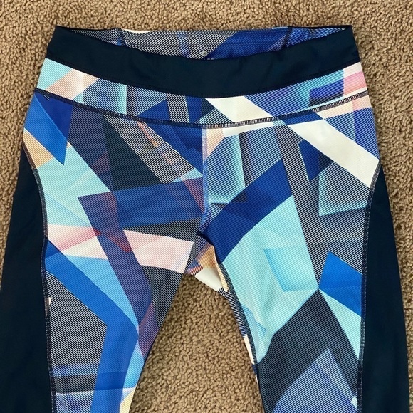 𝅺Athleta Women’s Electric Geo Sonar Capri Tights Blue Black & White Colors Sz M - Picture 7 of 15